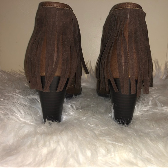 Brown ankle boots with fringe. - Picture 4 of 4